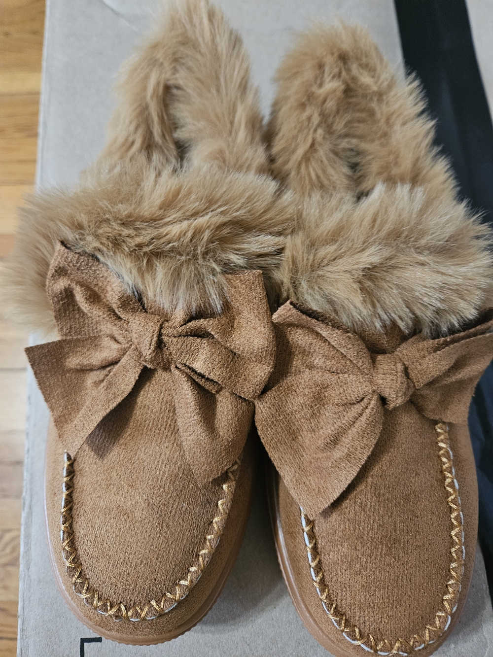 Tan Faux-Fur Bow Moccasin Slippers/ Shoes Sz 8.5-9 In US 39 In EU - Picture 2 of 3